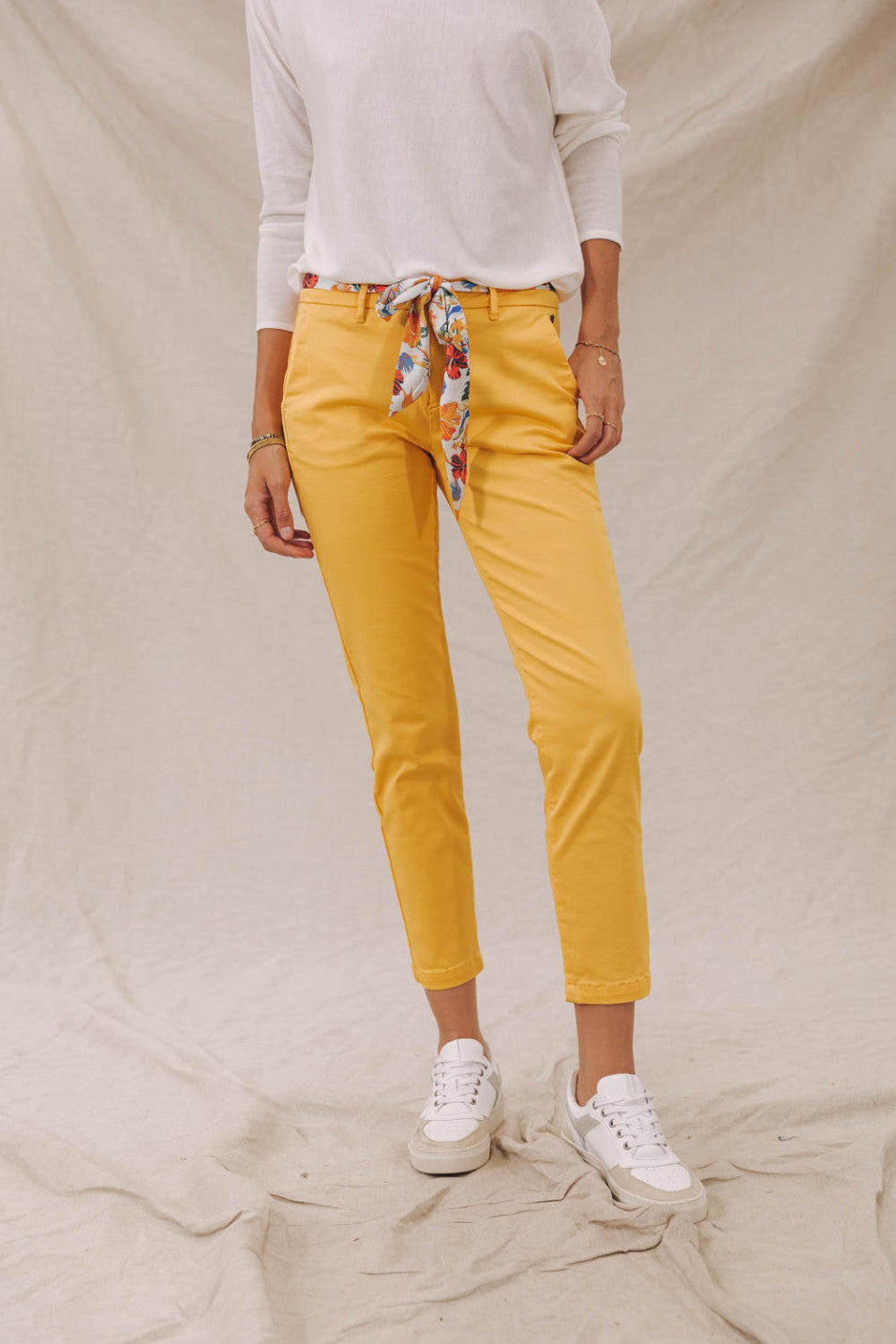 CHINO CLAUDIA JAUNE
